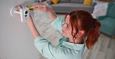 Mujer joven instalando camara ip con foscam chile